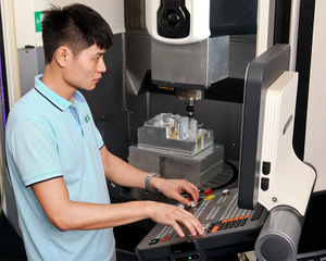 5 ašių-cnc-working.jpg